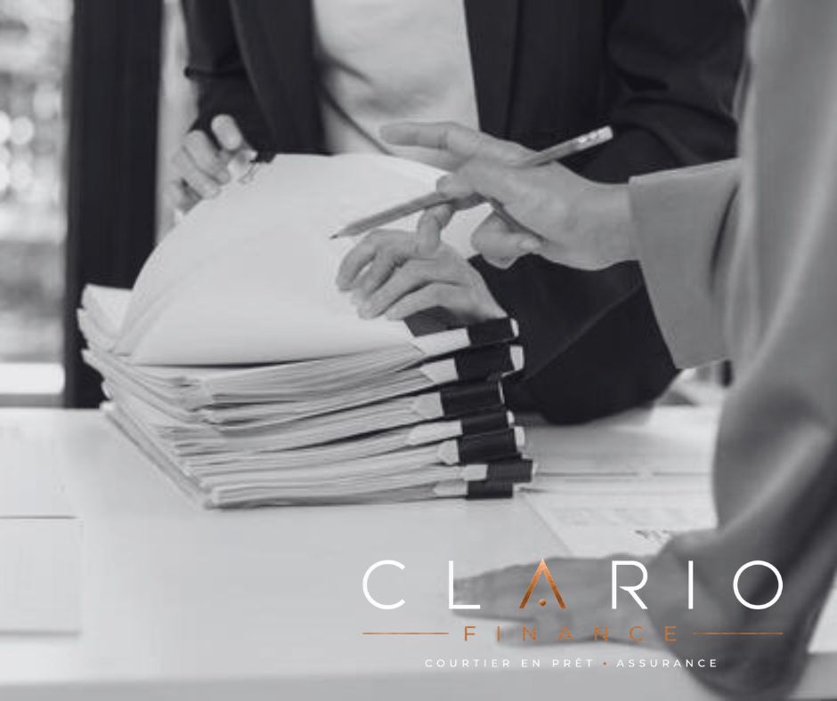 Deux conseillers Clario Finance étudient un dossier de financement professionnel