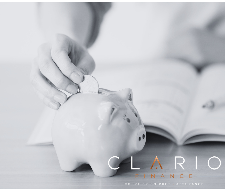 Une pièce glissée dans une tirelire, symbole de la protection financière de vos proches
